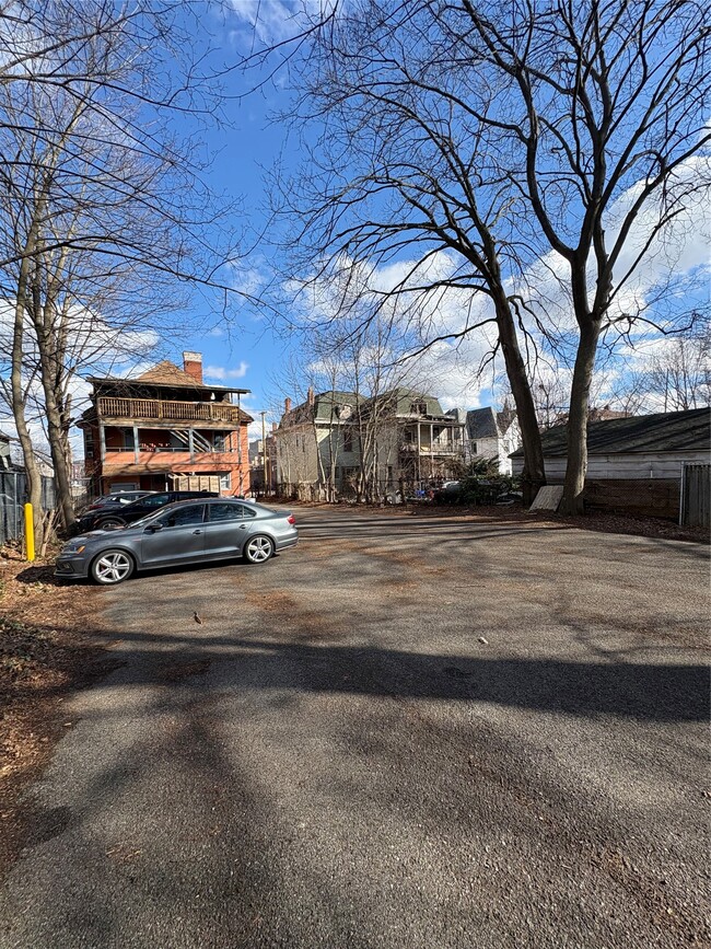 Building Photo - 121 Oak St