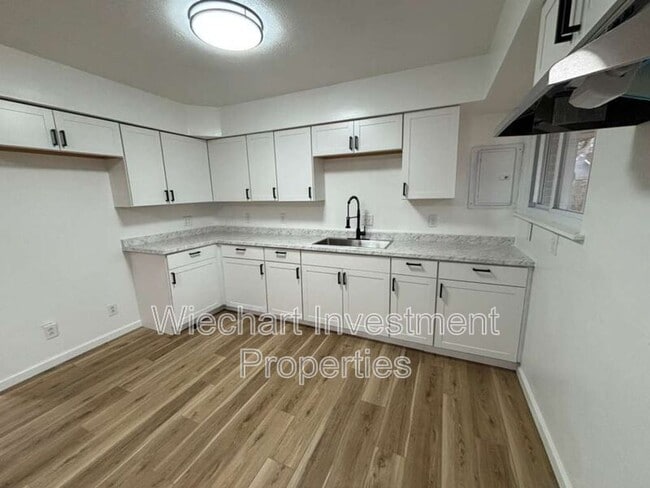 Building Photo - 713 Wildwood Ave