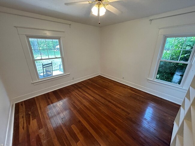 Building Photo - Charming 3-bedroom, 2.5-bathroom home loca...
