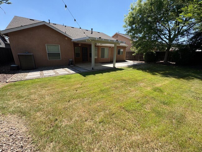 Building Photo - NW Visalia Available Now!