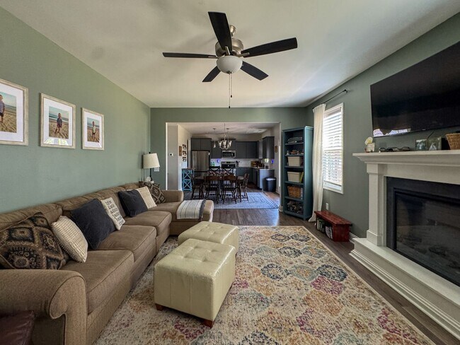Building Photo - Stunning 4 Bed 2.5 Bath Home in Cameron with Fenced Yard