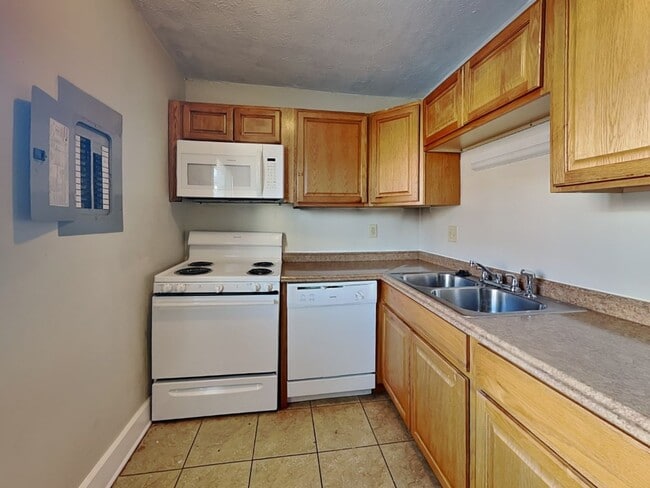 Building Photo - 1365 Indianola Ave