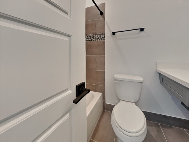 Building Photo - 2056 Johanna Dr