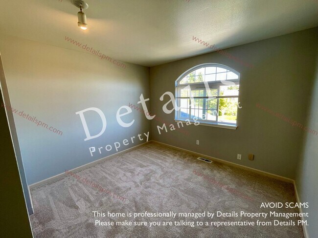 Building Photo - **APPLICATION PENDING** 3 BR bedroom Silverdale Townhouse