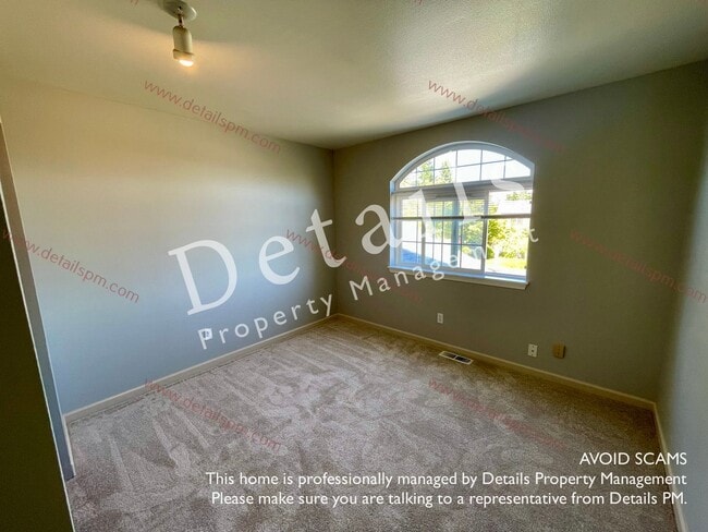 Building Photo - **COMING SOON** 3 BR bedroom Silverdale Townhouse