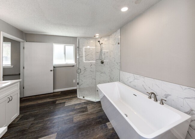 Building Photo - Charming 3 Bed Home Centrally located, Lar...