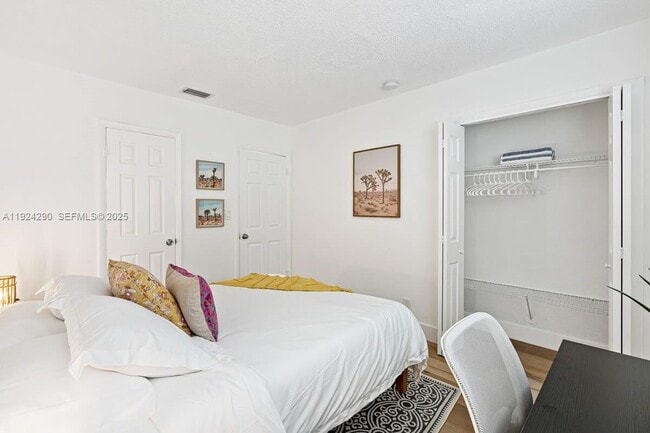 Building Photo - 811 Tequesta St