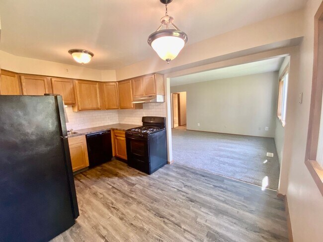 Building Photo - Upgraded 2 Bedroom/1.5 Bathroom Apartment!