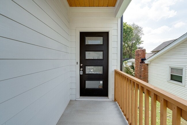 Building Photo - AVAILABLE September 1st. UPDATED 3 Bedroom...