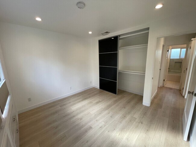 Building Photo - 2032 Ocean Park Blvd