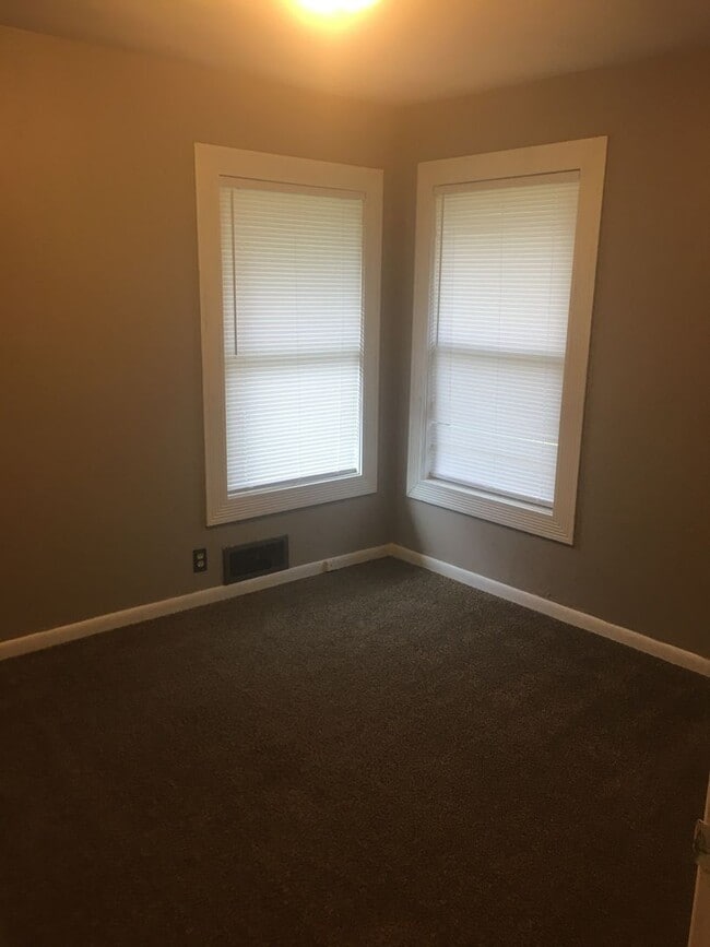 Building Photo - 3 Bedroom / 2 Bath Home Located Minutes from Downtown Lowell!