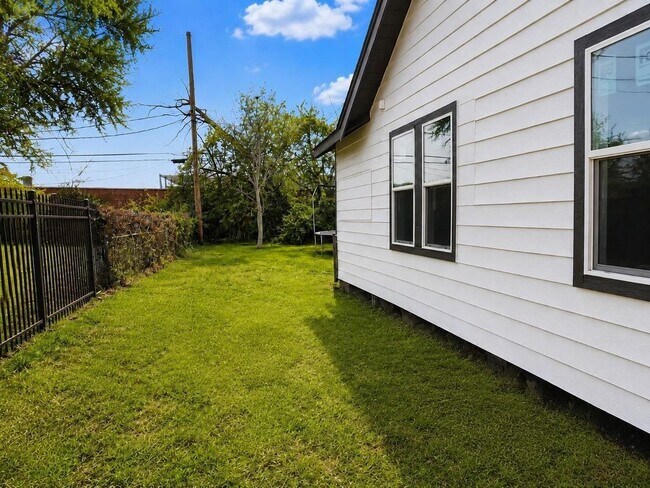 Building Photo - 9710 Casa Loma Dr