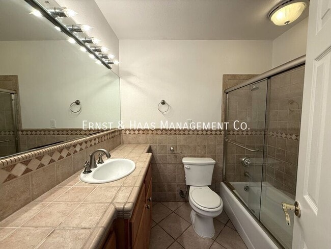 Building Photo - 4723 Blackthorne Ave