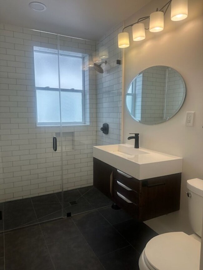 Building Photo - Epic REA- Spacious Flexible Plan 2 BR/1 BA...