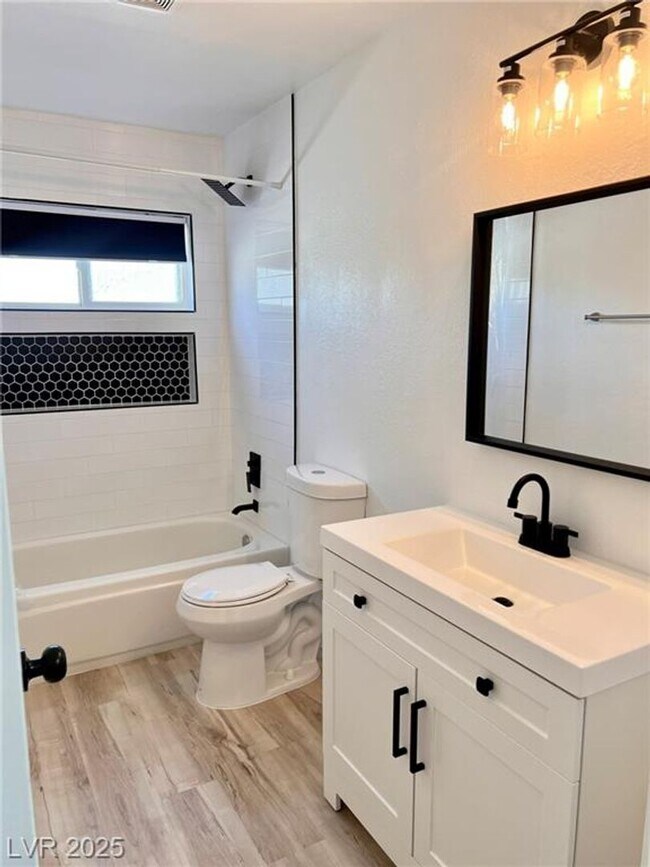 Building Photo - Stylish 4-Bed Home with Pool, Spa & No HOA...