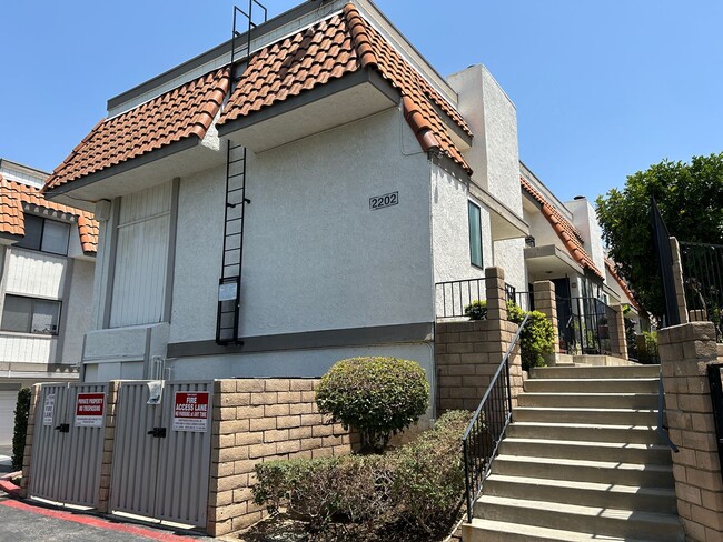 Building Photo - Beautifully Upgraded 2 Bed 2.5 Bath Townhome