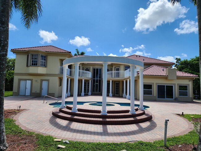 Building Photo - 17885 Fieldbrook Cir E