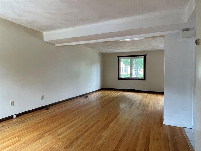 Building Photo - 42 Dante Ave