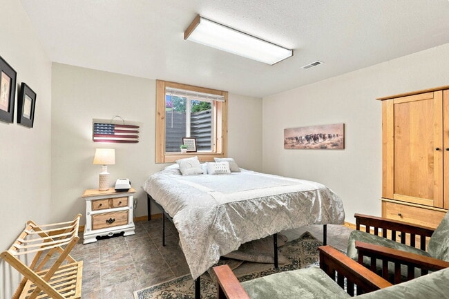 Building Photo - 3-Story, 5 bedroom, 3 bathroom in Harrison