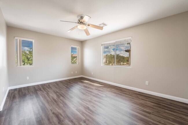 Building Photo - 3 BEDROOM HOUSE WITH OPEN FLOOR PLAN !!
