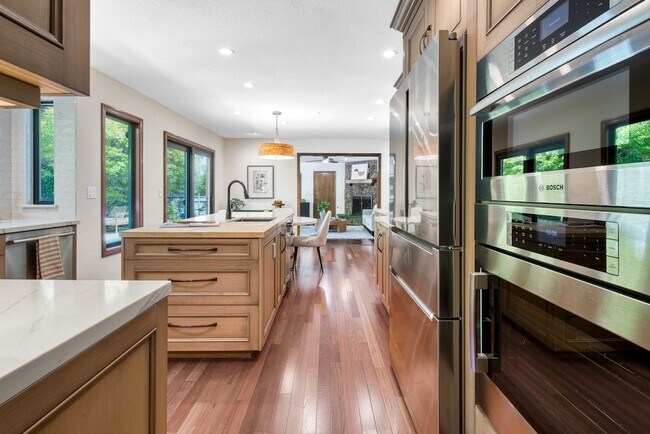 Building Photo - 8 Racquet Ct