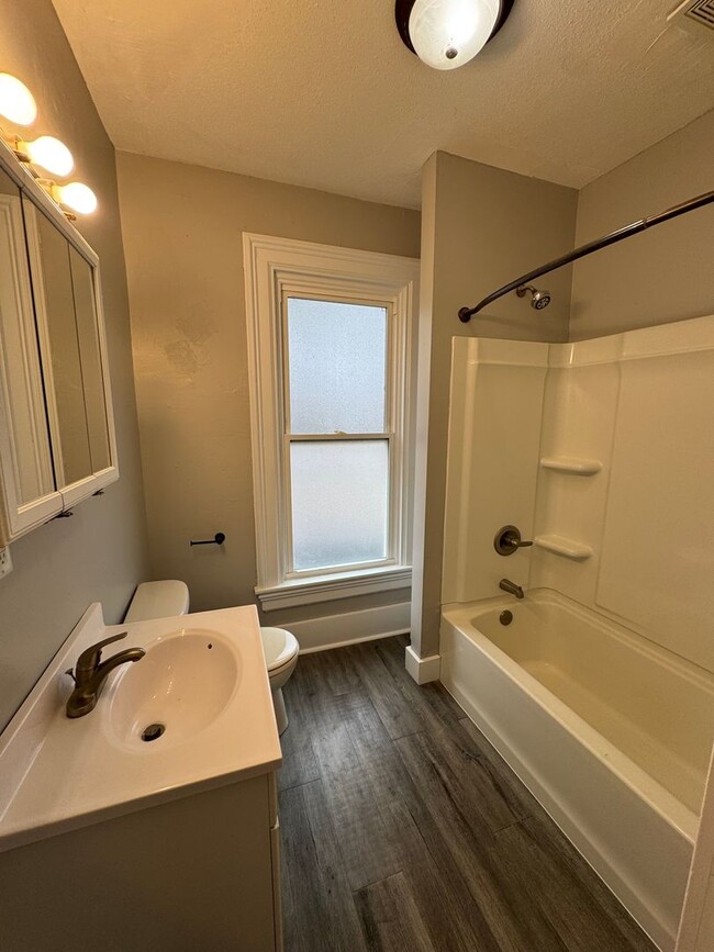 Building Photo - 5 bedroom 2 bath house in Moline