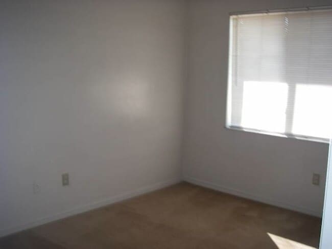 Building Photo - MOVE IN NOW! Orlando- off Dean Rd-2BR/2BA Duplex with fenced in yard. Lawn care included!!Has was...