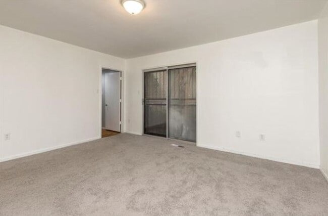 Building Photo - 3BD/2.5BA Townhouse located in Barfield Place!