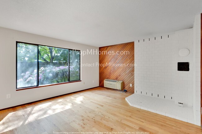 Building Photo - Two Bedroom, Charming Townhouse In the Hea...