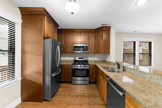 Building Photo - 2-Bedroom Gem in Oak Park Historic District