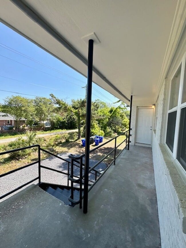 Building Photo - Newly Renovated Three Bedrooms Condo in South Windermere