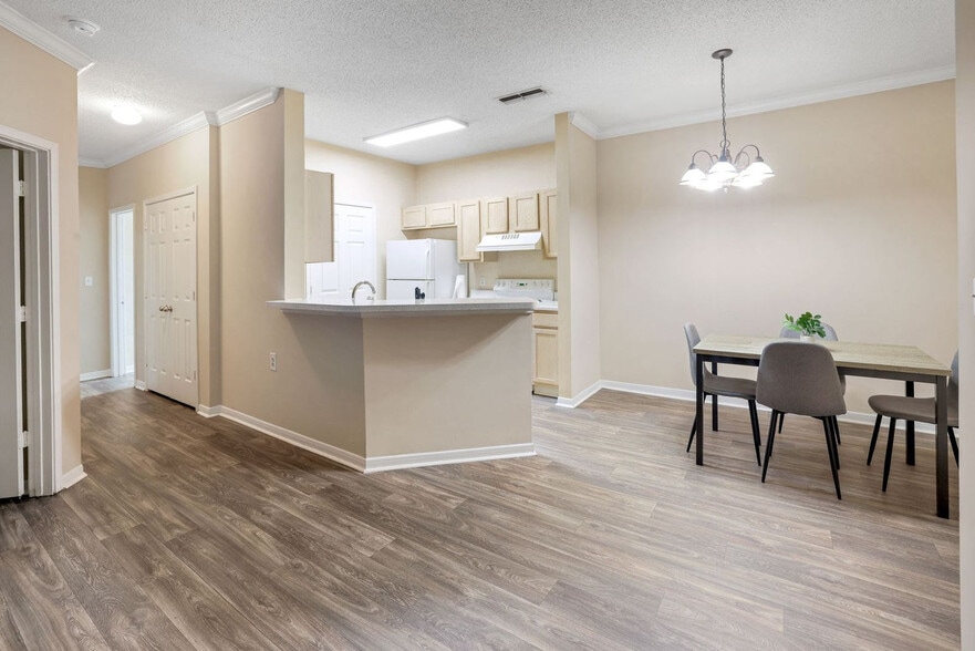 Building Photo - 1701 Wildwood Crossings Dr