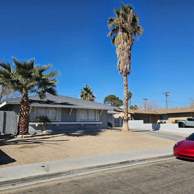 Building Photo - Upgraded 5-Bedroom Home with Open Floor Plan & Large Lot!