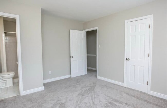 Building Photo - 10210 Hollyberry Dr