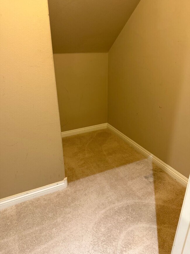 Building Photo - 4bedroom 3 bath 3 car garage