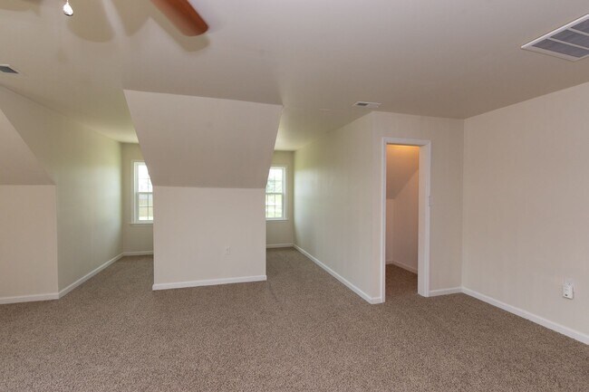 Building Photo - 3 Bedrooms and a bonus room in Richlands (Will include lawn service with increased rents)