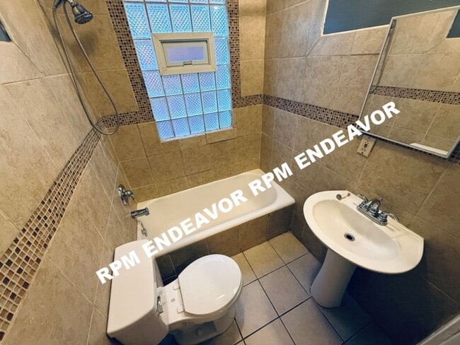 Building Photo - Move-In Ready 2-Bedroom Home with Fenced Yard in Quiet Neighborhood