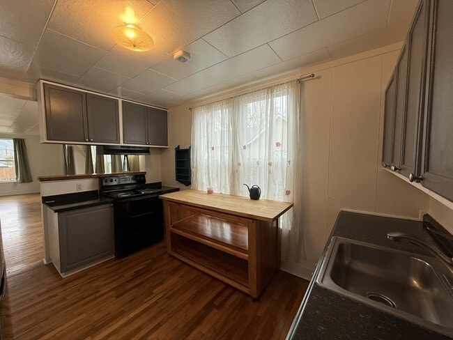 Building Photo - 1321 SE Mill St