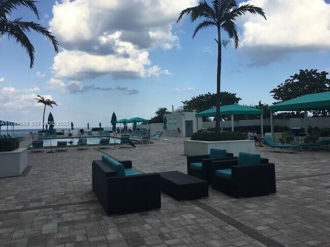 Building Photo - 3725 S Ocean Dr