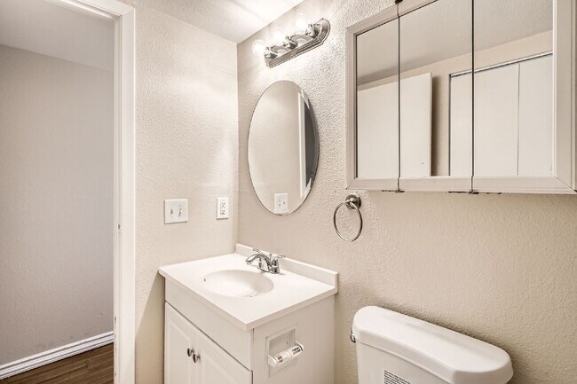 Building Photo - Spacious 1,177 sq ft 3-Bed / 2-Bath Condo ...