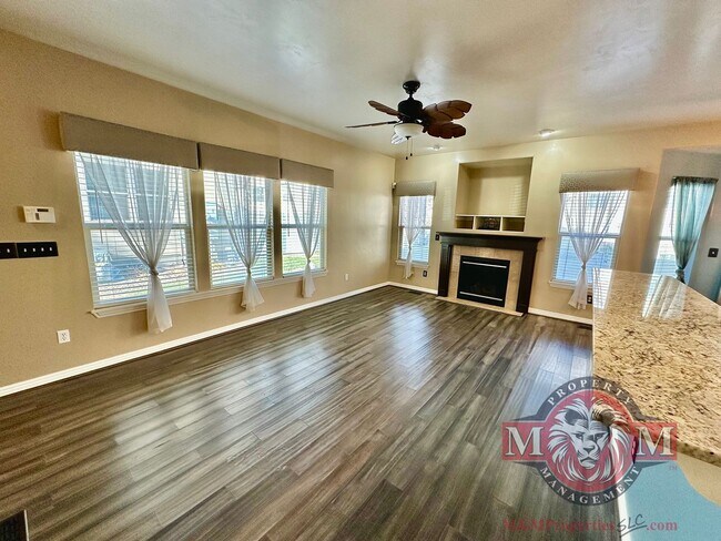 Building Photo - 3 Bd 3.5 Bath Model Like Townhome in Riverton