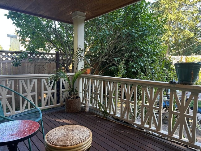 Building Photo - Gorgeous Maple Leaf Property - Huge Yard a...