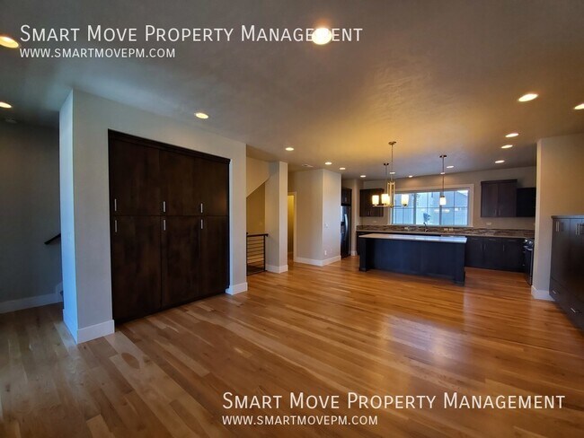 Building Photo - Executive East Boise Townhome on the Green...