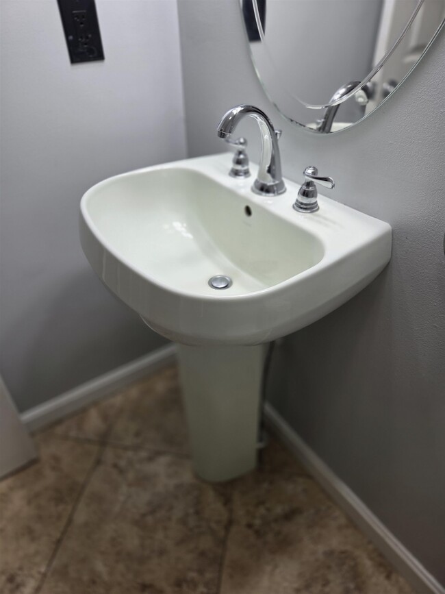 Building Photo - 16 River Rd