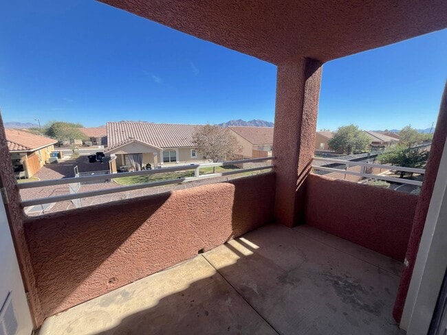 Building Photo - SPACIOUS AND BRIGHT 2 bed/2 bath In gated community