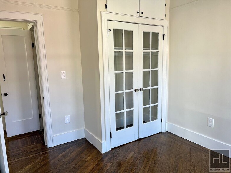 Building Photo - 4BR 1BA Floor Through Classic 7 w/ Parking...