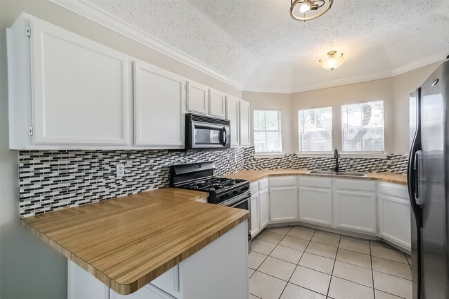 Building Photo - 15243 Peachmeadow Ln