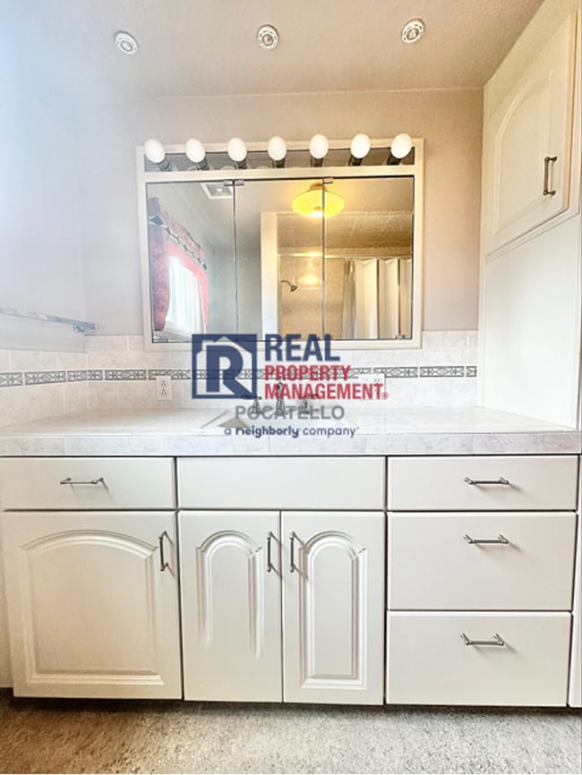 Building Photo - 3 Bedroom 2 bath - Double car garage