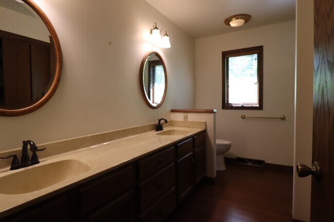 Building Photo - Stunning 4 Bedroom Home with Pond Access