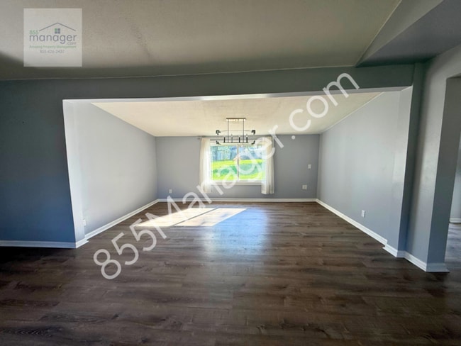Building Photo - Updated 4-Bedroom with Primary Suite & Fen...